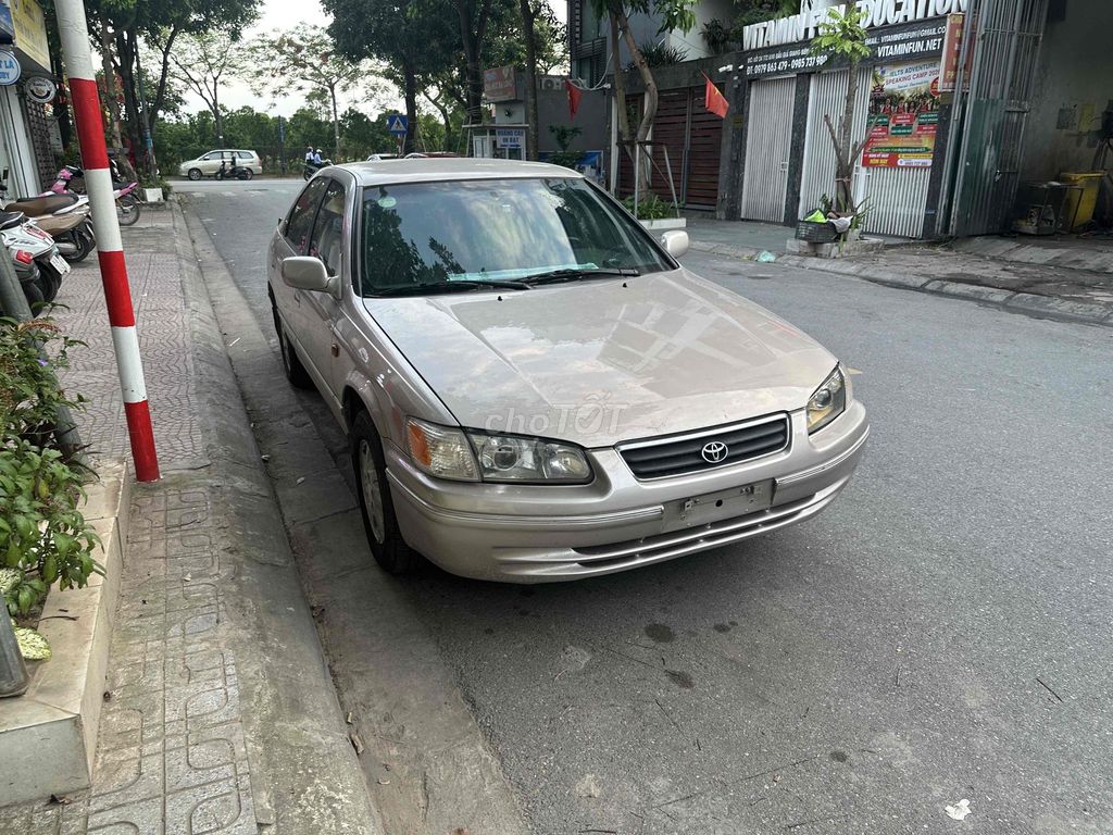 Toyota Camry - ảnh 2