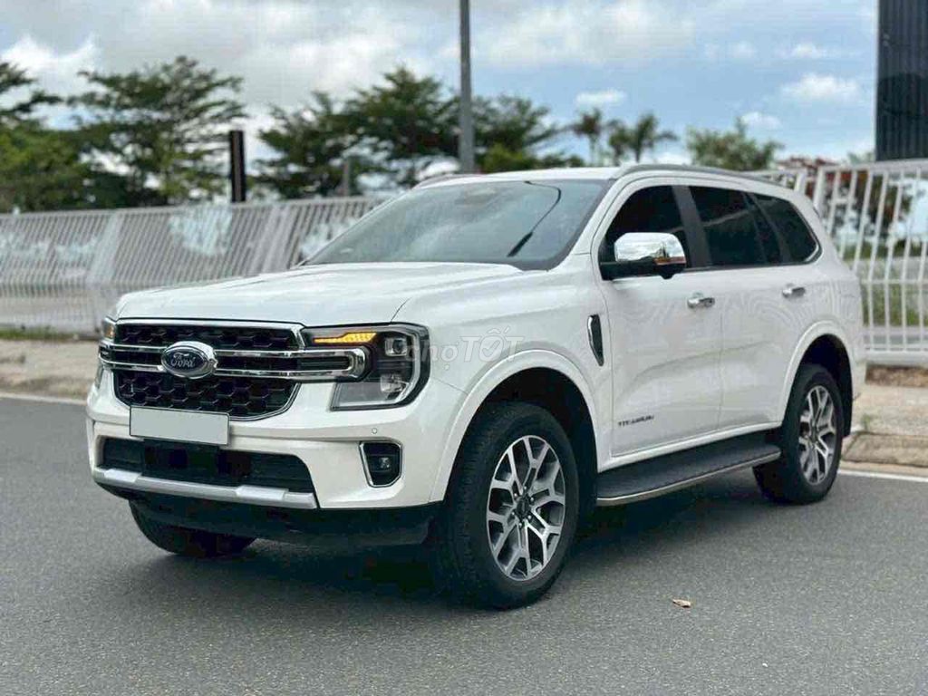 Ford Everest 2025 - ảnh 1