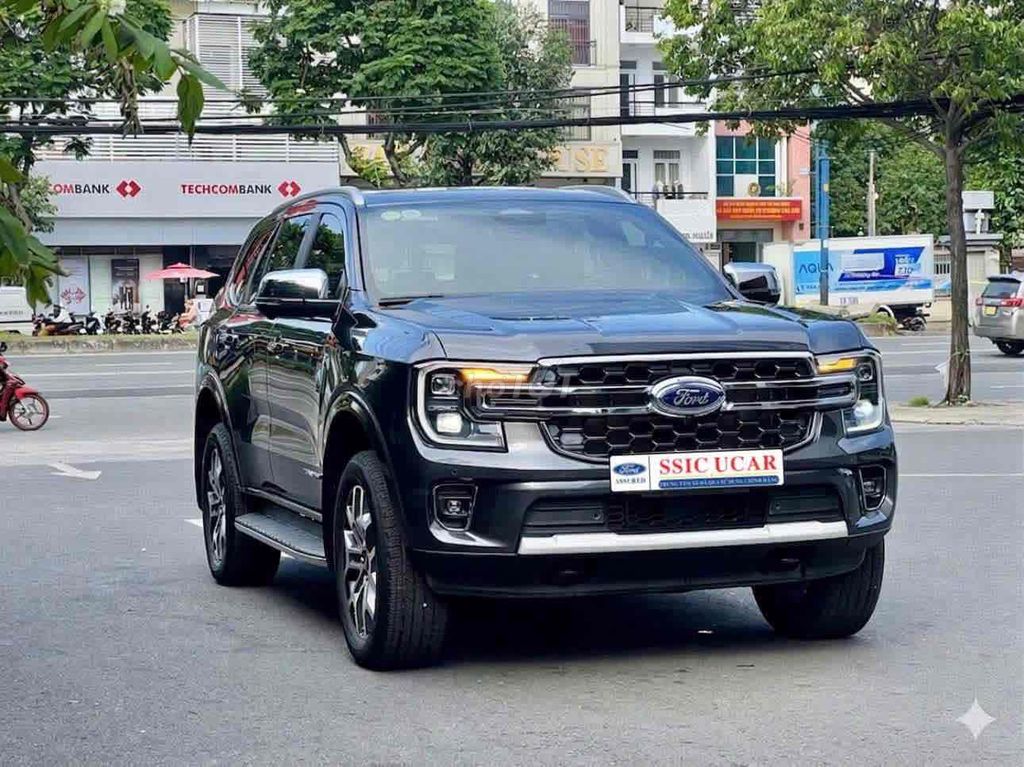 Ford Everest 2025 - ảnh 1