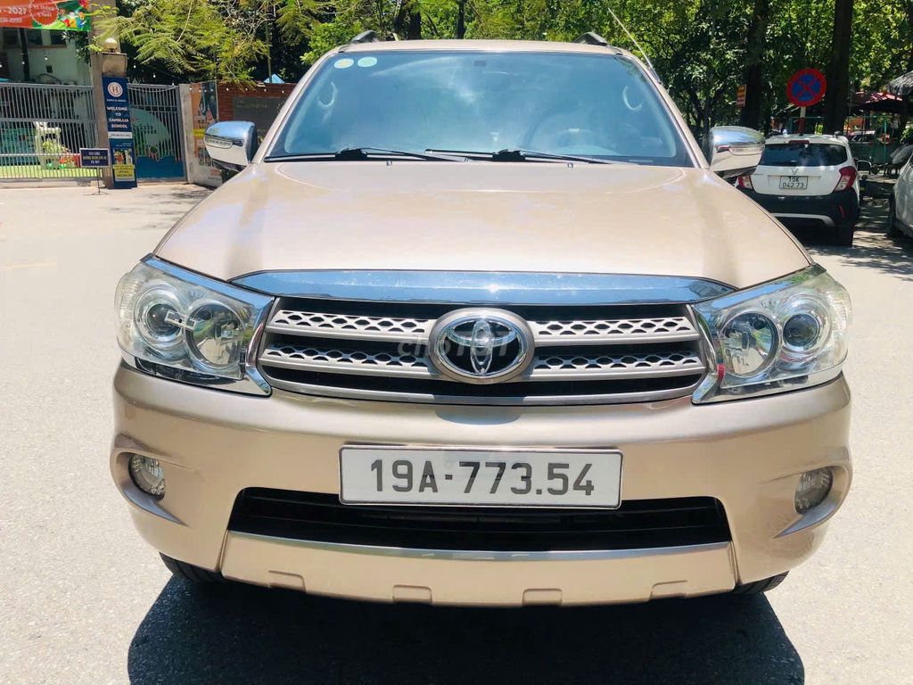 Toyota Fortuner 2011 - ảnh 1