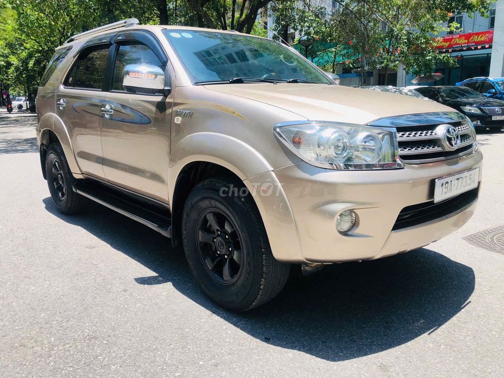 Toyota Fortuner 2011 - ảnh 3