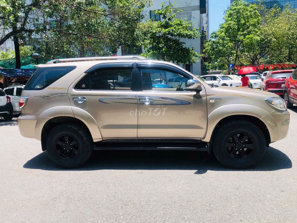 Toyota Fortuner 2011 - ảnh 4