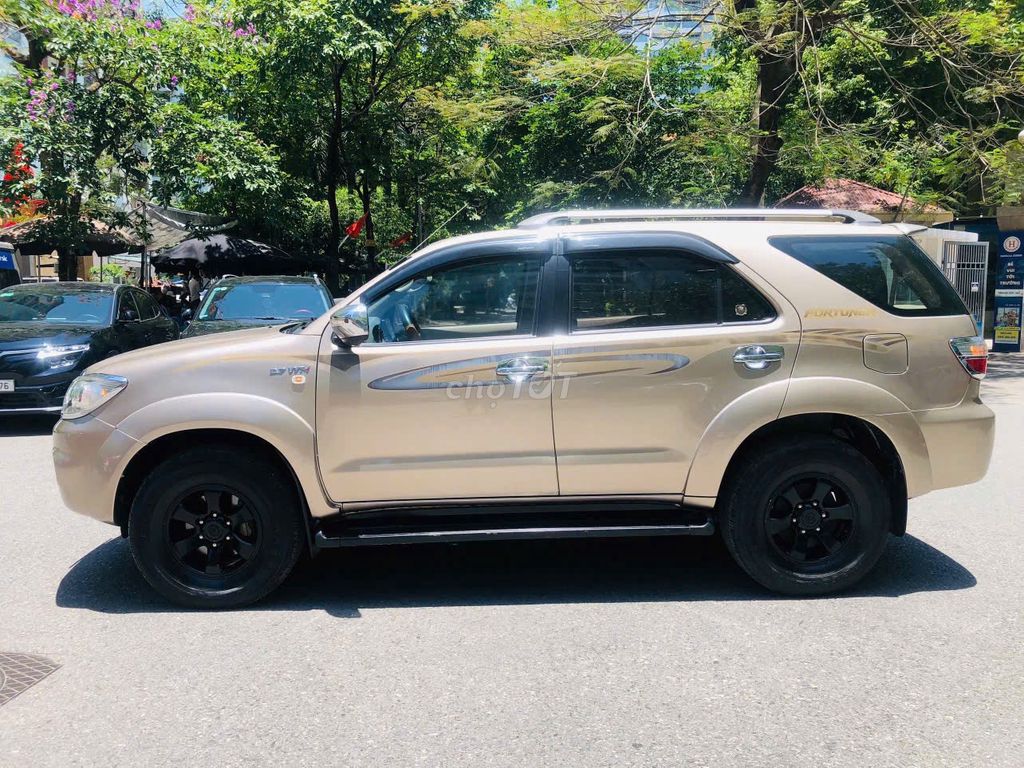 Toyota Fortuner 2011 - ảnh 5