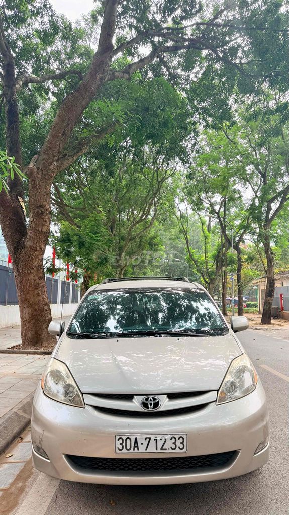 Toyota Sienna - ảnh 1