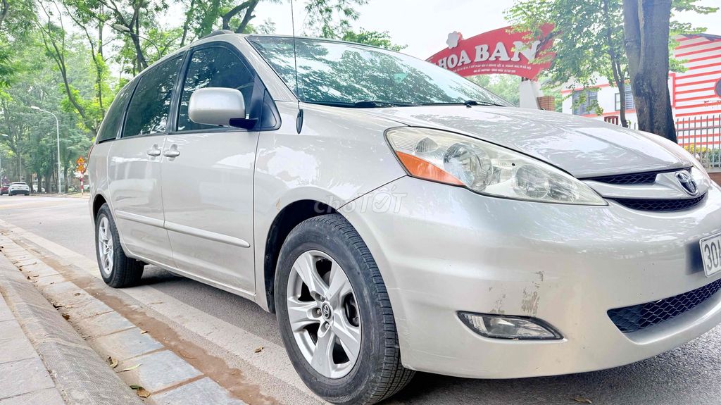 Toyota Sienna - ảnh 3