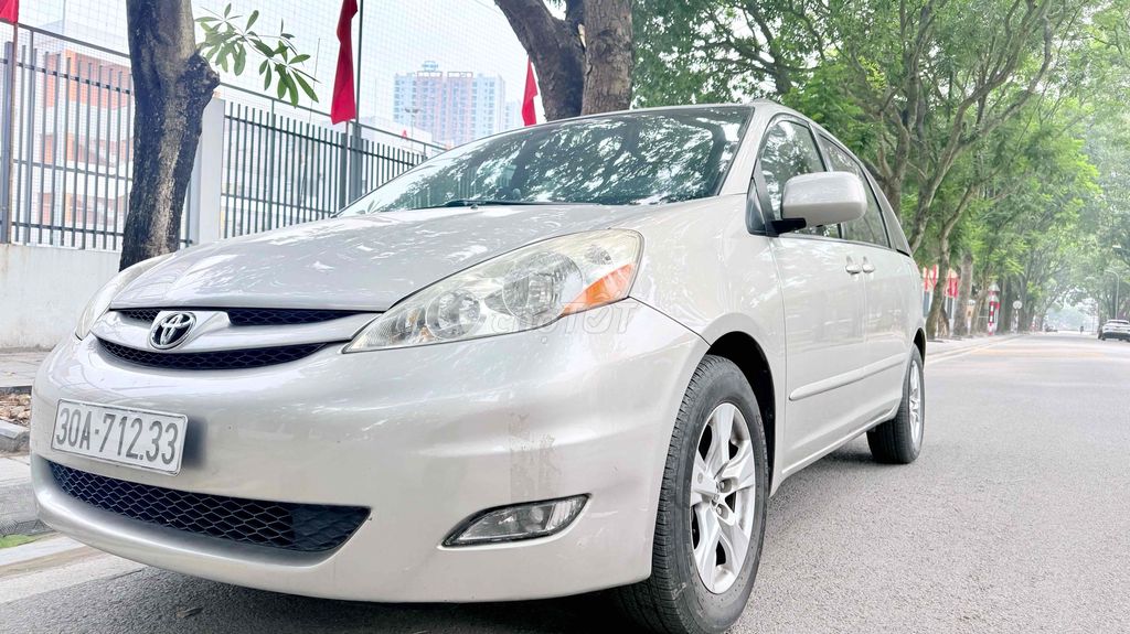 Toyota Sienna - ảnh 4