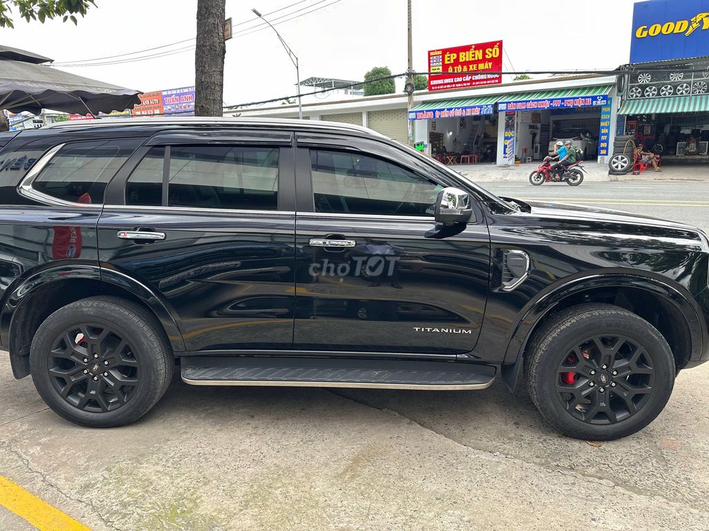 Ford Everest 2025 - ảnh 1