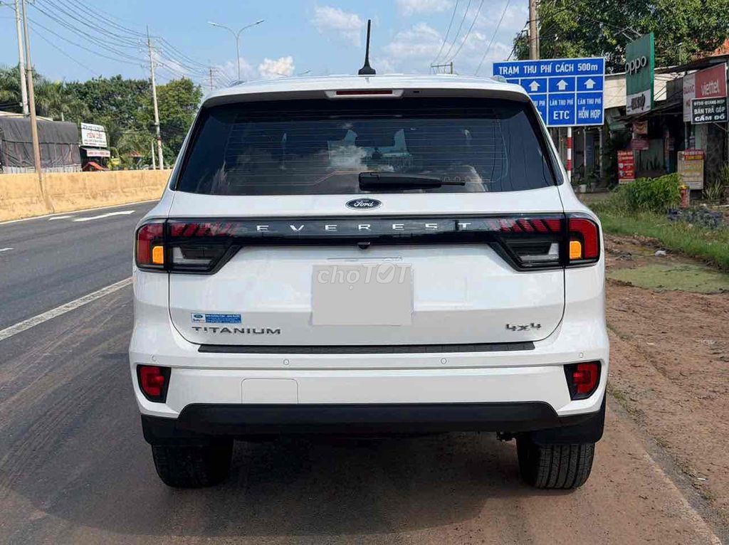 Ford Everest 2023 - ảnh 1