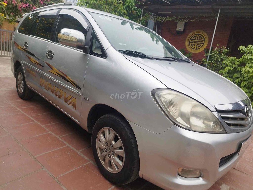 Toyota Innova - ảnh 1