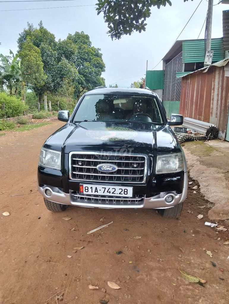 Ford Everest - ảnh 1