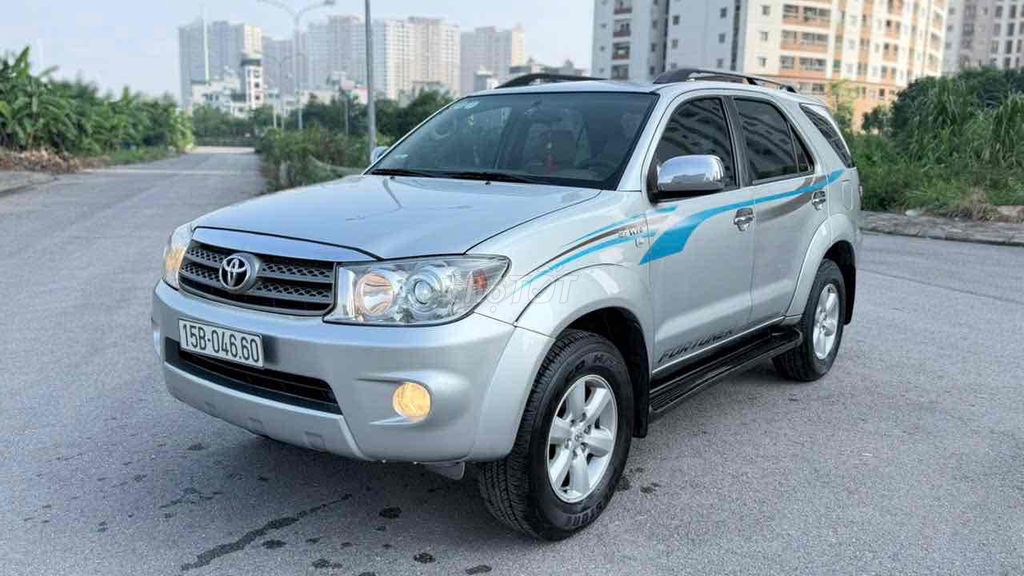 Toyota Fortuner 2011 - ảnh 2