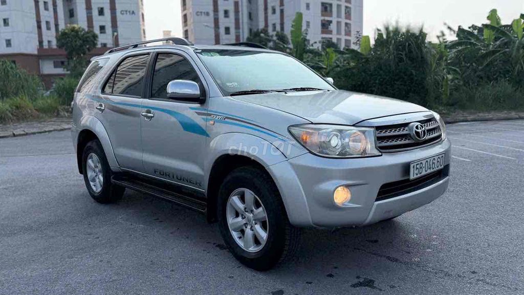 Toyota Fortuner 2011 - ảnh 3
