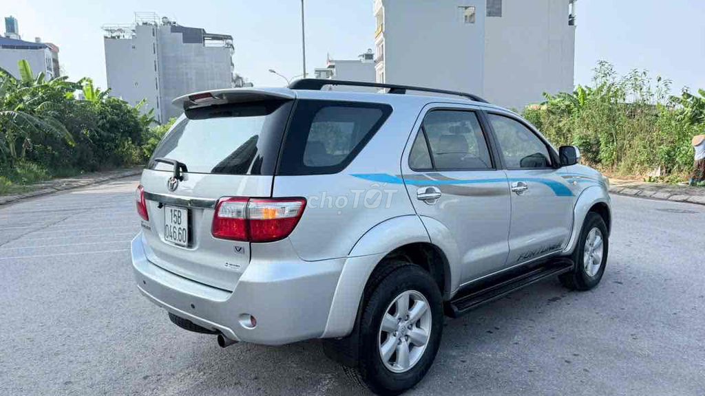 Toyota Fortuner 2011 - ảnh 4