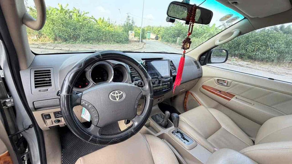 Toyota Fortuner 2011 - ảnh 5