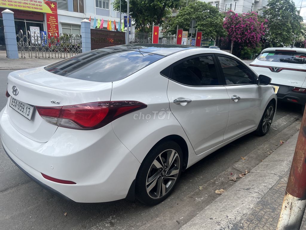 Hyundai Elantra - ảnh 1