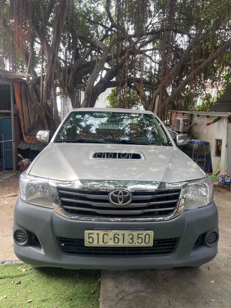 Toyota Hilux - ảnh 2
