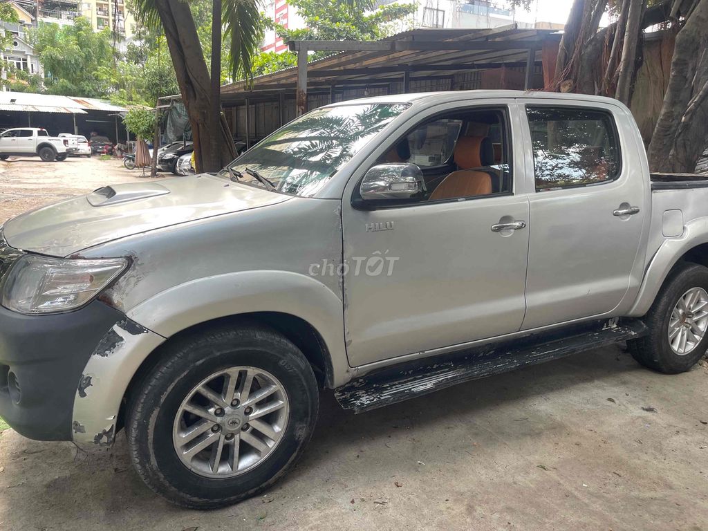 Toyota Hilux - ảnh 4