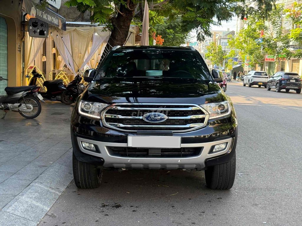 Ford Everest - ảnh 1