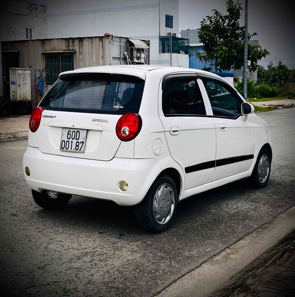 Chevrolet Spark - ảnh 4