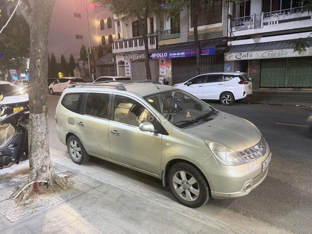 Nissan Grand livina - ảnh 1