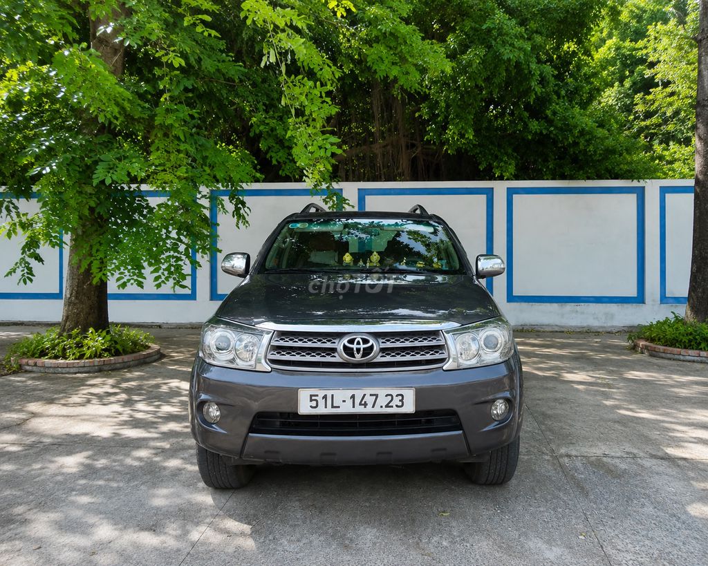 Toyota Fortuner 2010 - ảnh 2