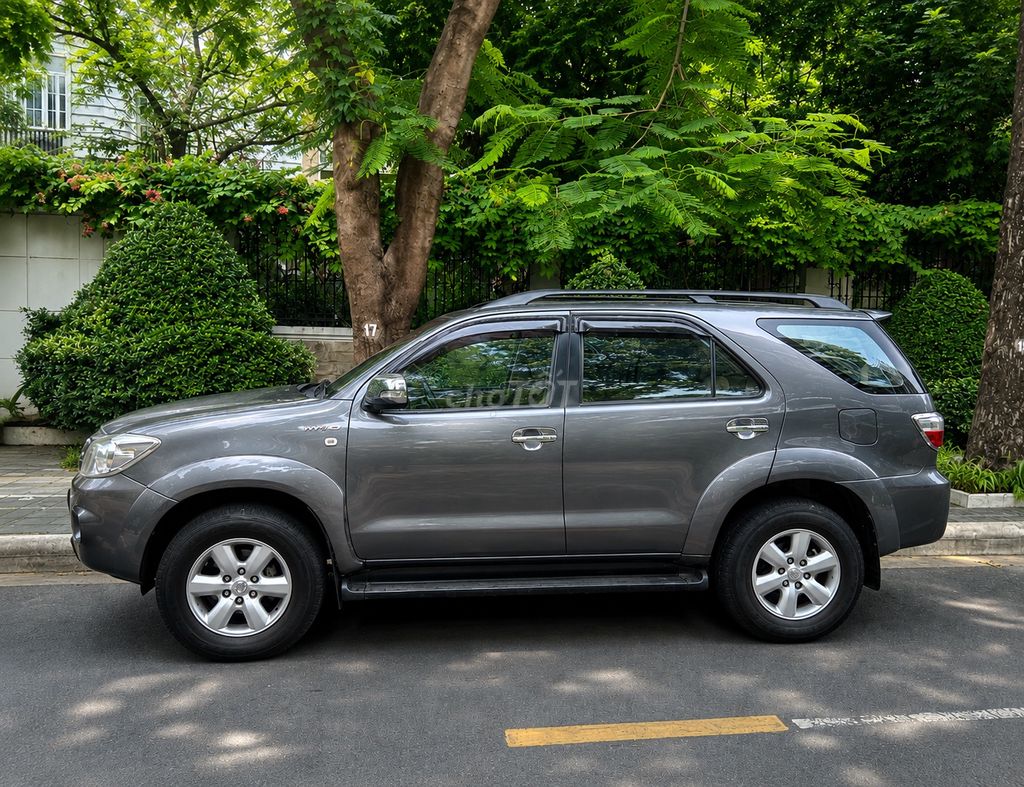 Toyota Fortuner 2010 - ảnh 4
