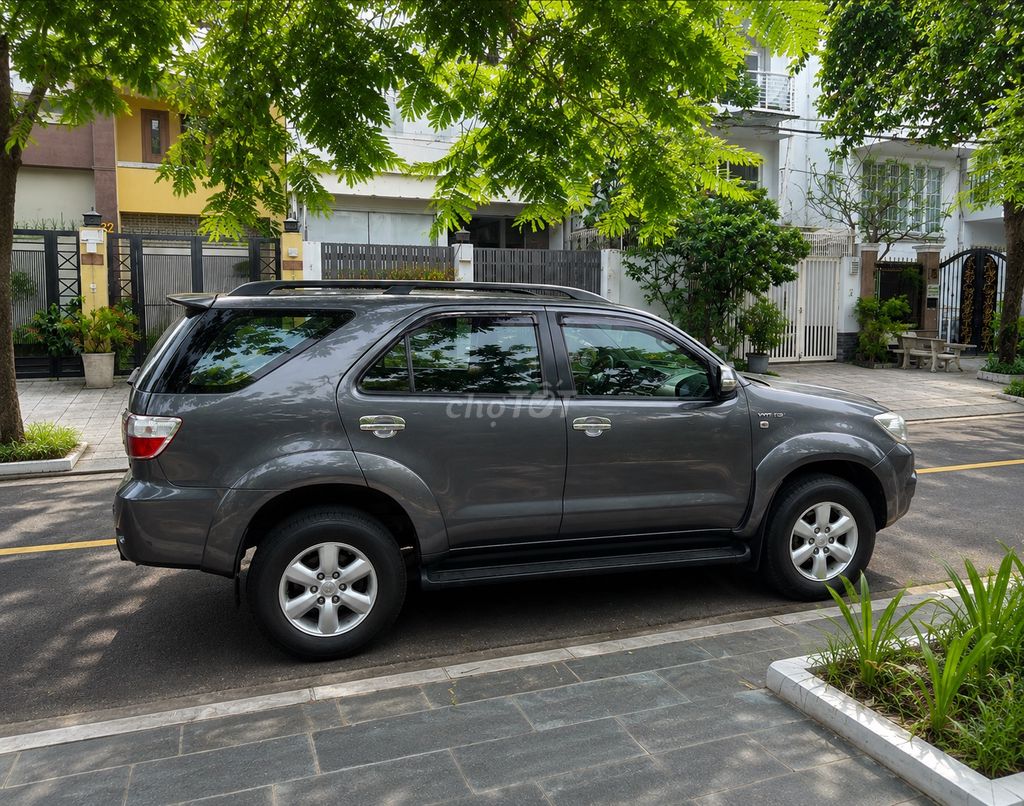 Toyota Fortuner 2010 - ảnh 5