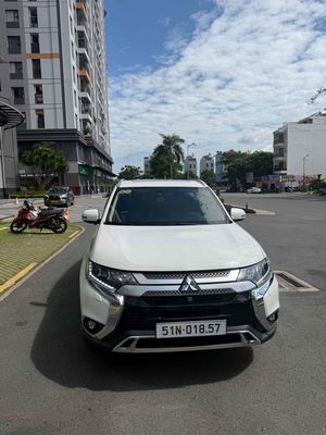 Mitsubishi Outlander - ảnh 1