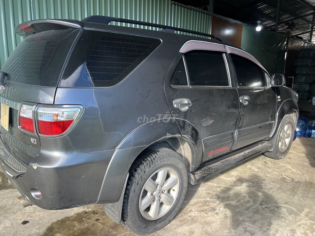 Toyota Fortuner 2010 - ảnh 3