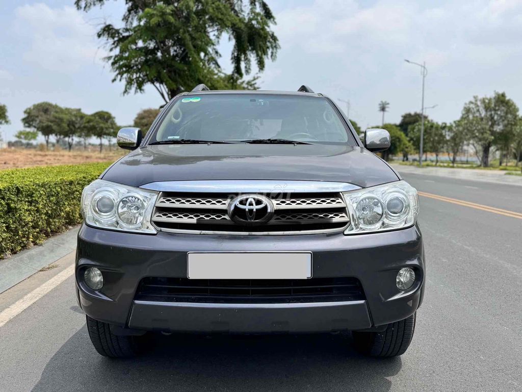 Toyota Fortuner 2011 - ảnh 1