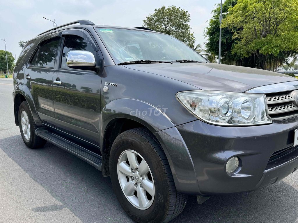 Toyota Fortuner 2011 - ảnh 2