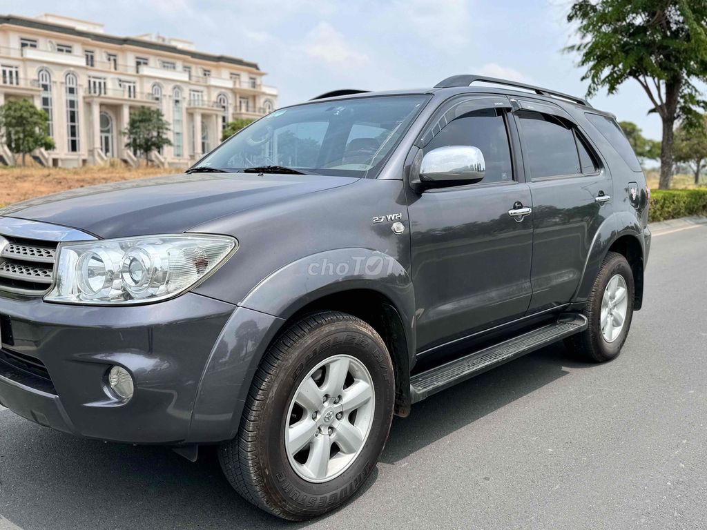 Toyota Fortuner 2011 - ảnh 3