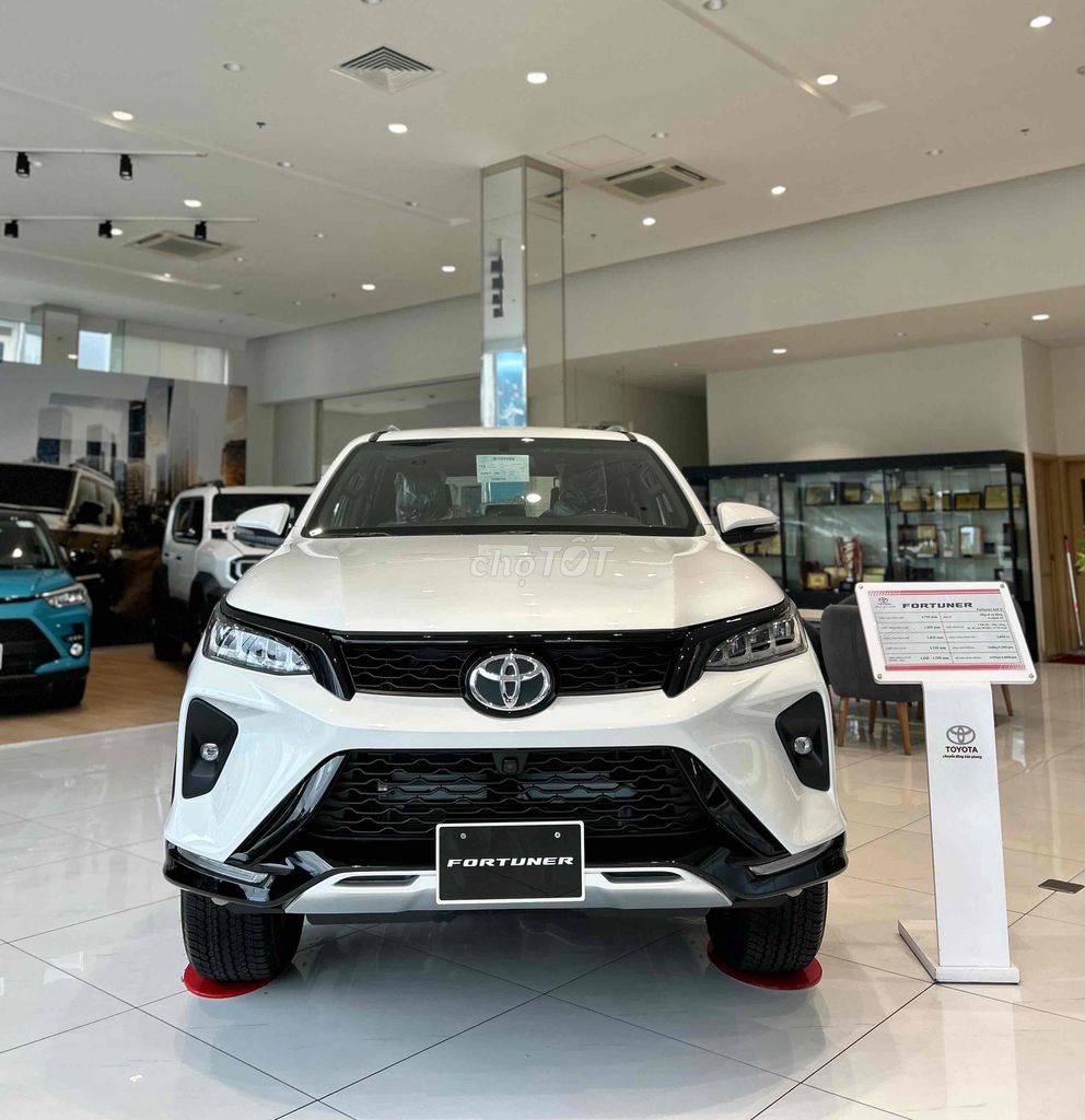 Toyota Fortuner - ảnh 2