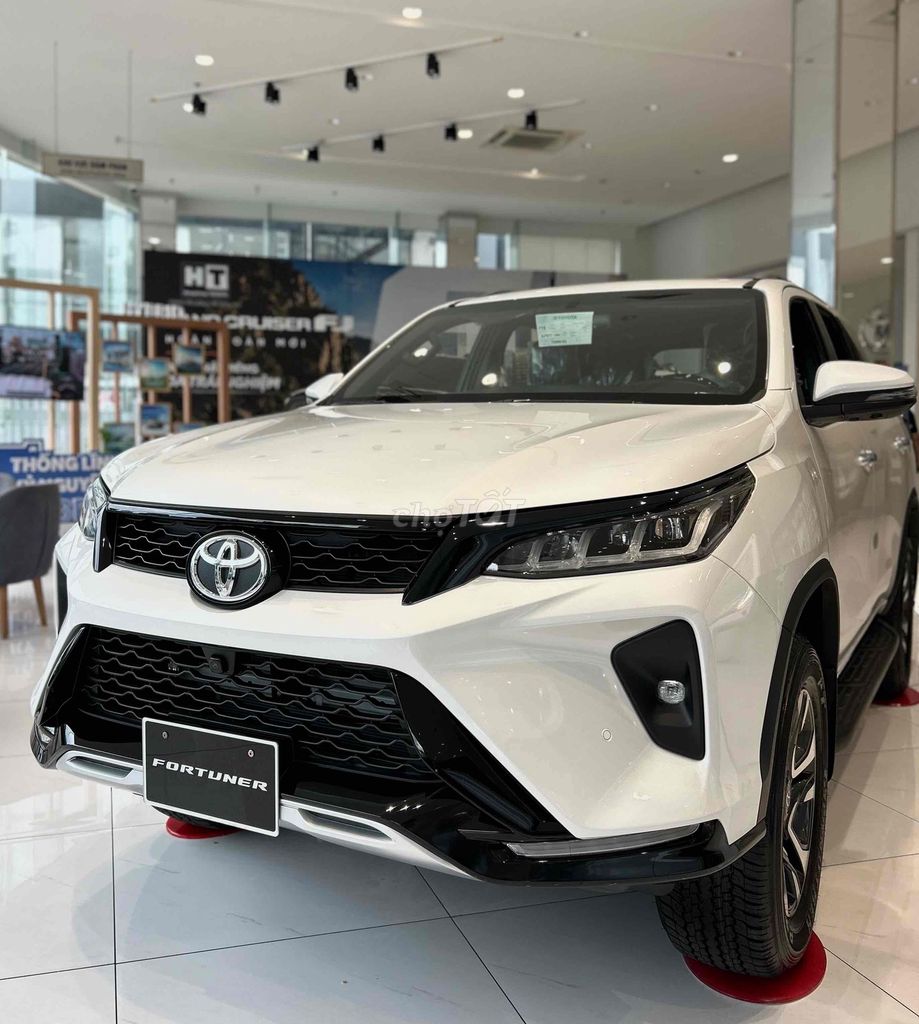 Toyota Fortuner - ảnh 3
