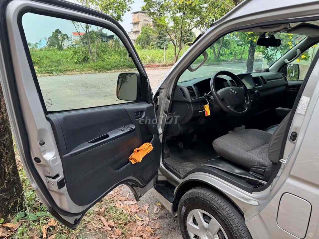 Toyota Hiace 2018 - ảnh 2