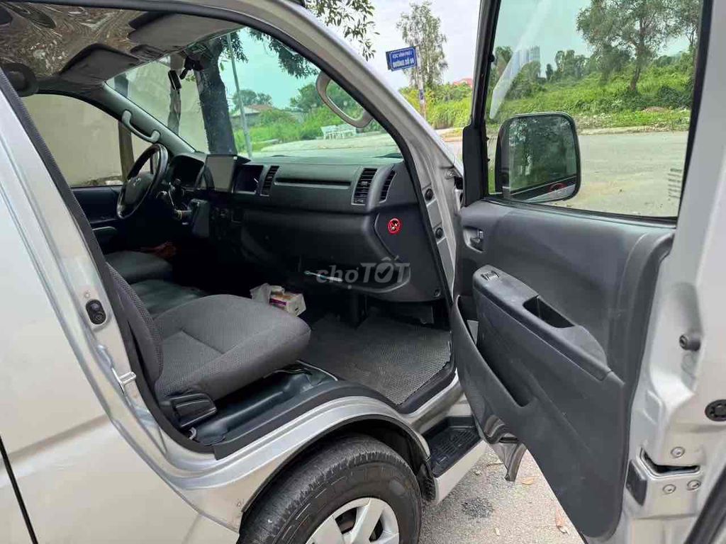 Toyota Hiace 2018 - ảnh 3