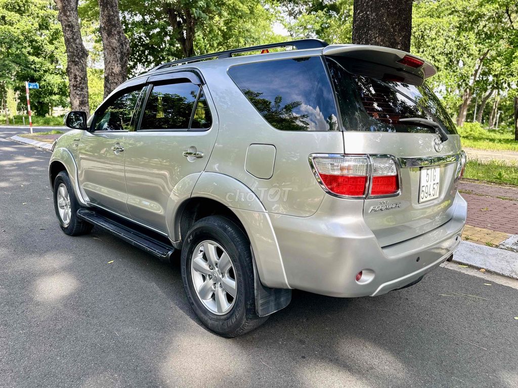 Toyota Fortuner 2010 - ảnh 4