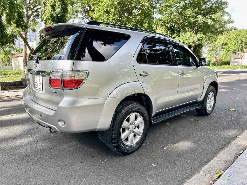 Toyota Fortuner 2010 - ảnh 5