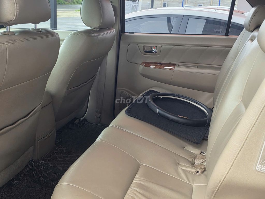 Toyota Fortuner 2011 - ảnh 3