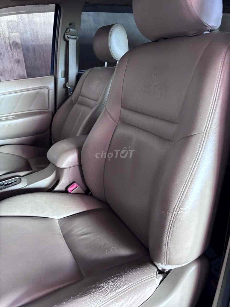 Toyota Fortuner 2011 - ảnh 4