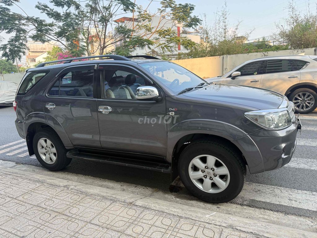 Toyota Fortuner 2009 - ảnh 3