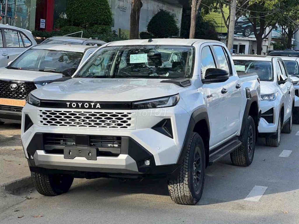 Toyota Hilux - ảnh 1