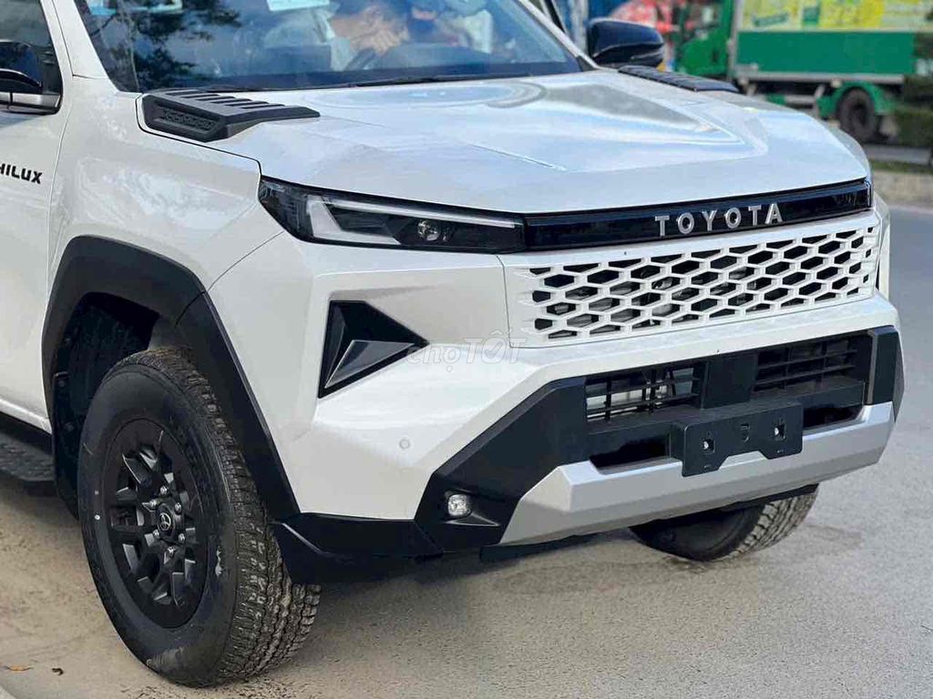 Toyota Hilux - ảnh 2