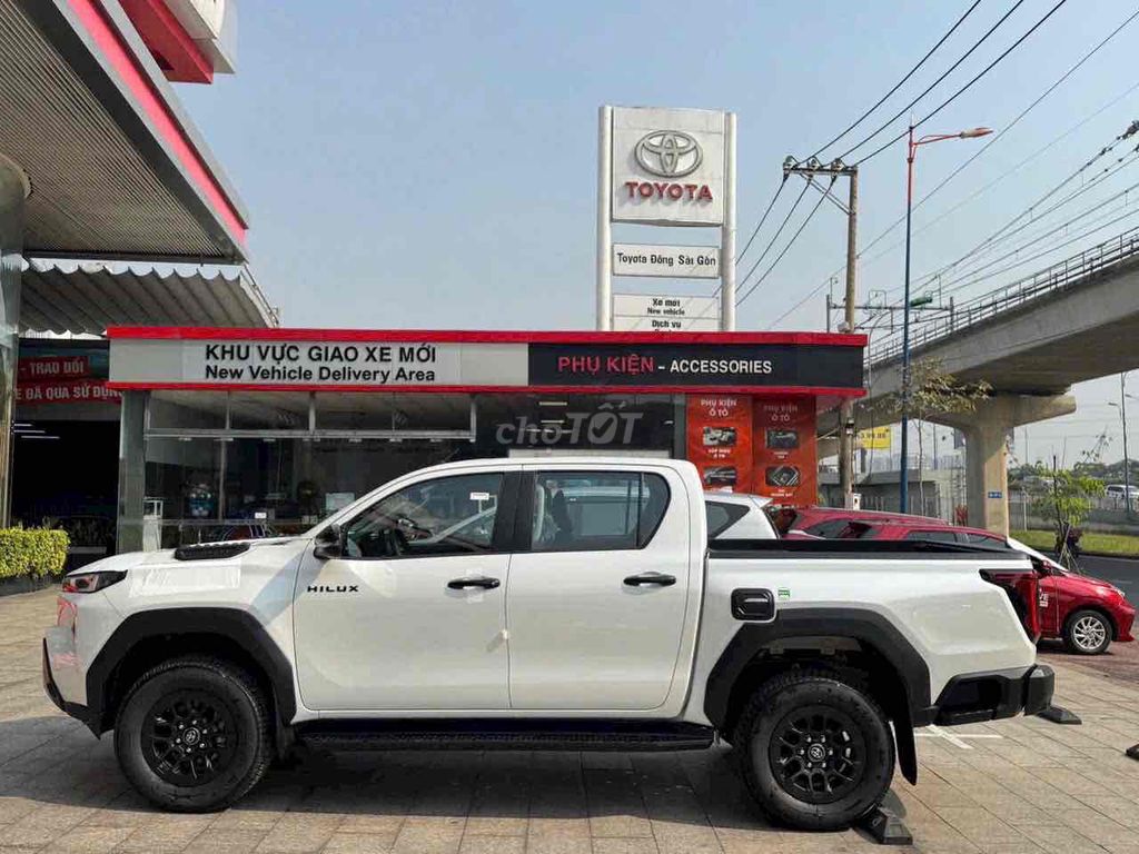 Toyota Hilux - ảnh 4