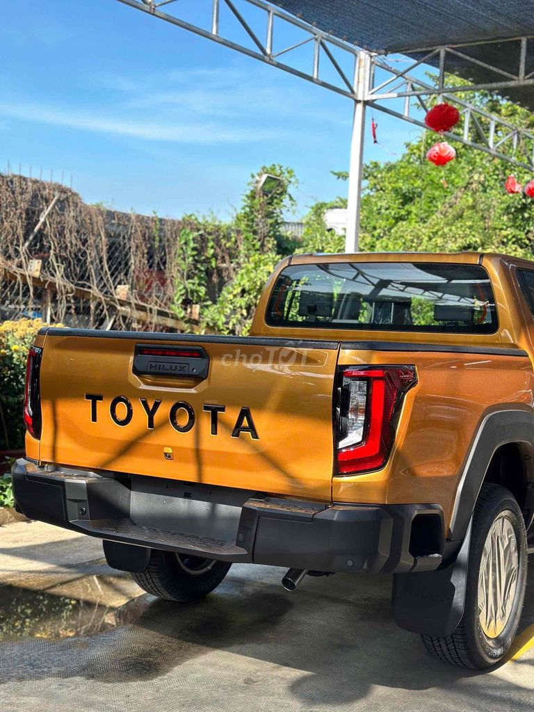 Toyota Hilux - ảnh 2