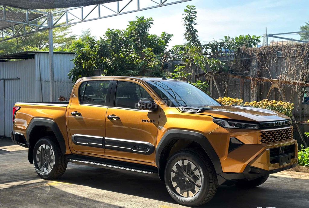 Toyota Hilux - ảnh 3