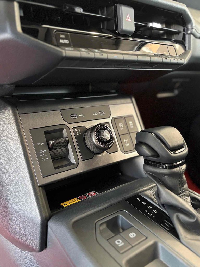Toyota Hilux - ảnh 5