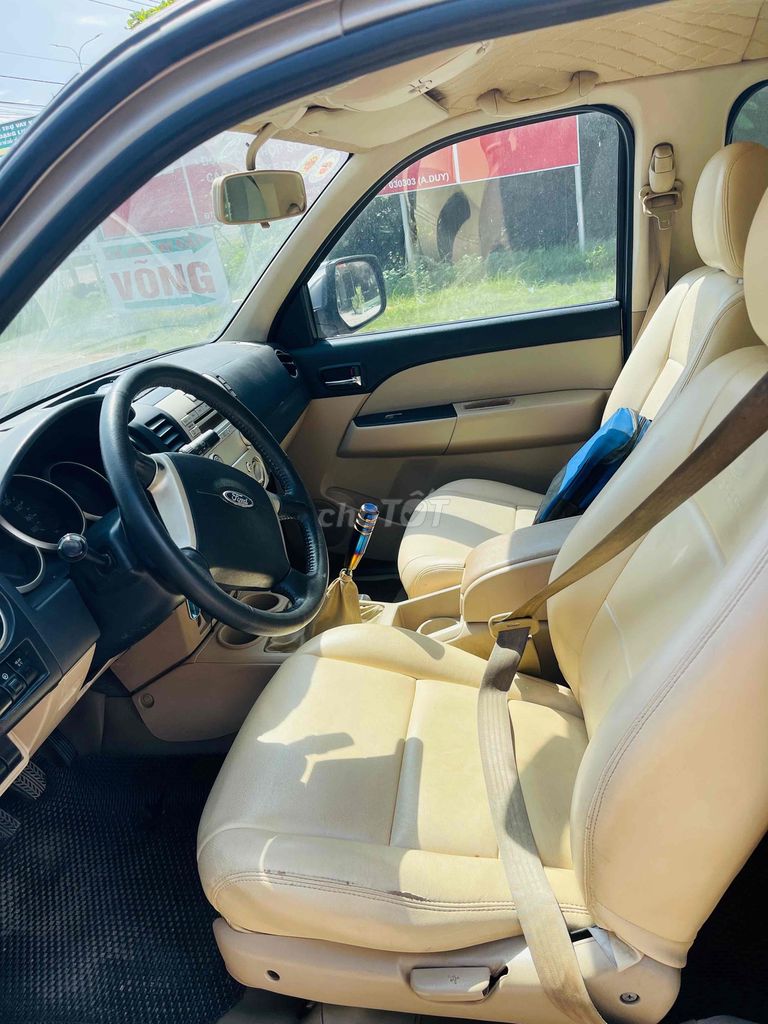 Ford Everest - ảnh 1