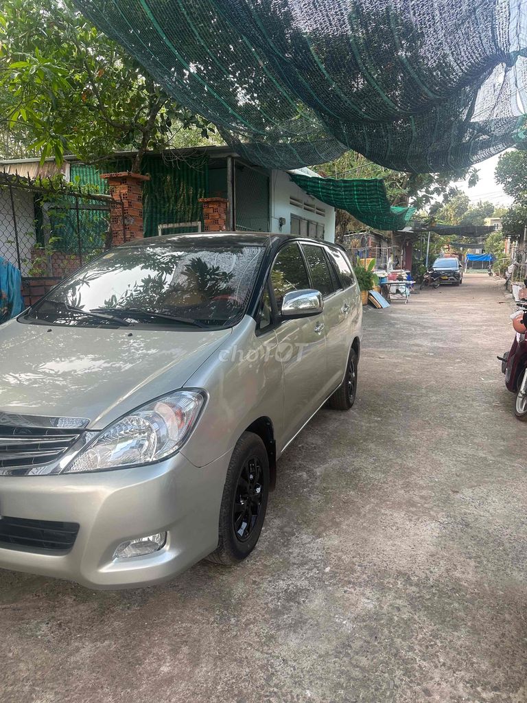 Toyota Innova - ảnh 1