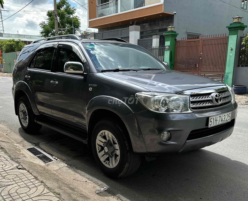 Toyota Fortuner 2010 - ảnh 2